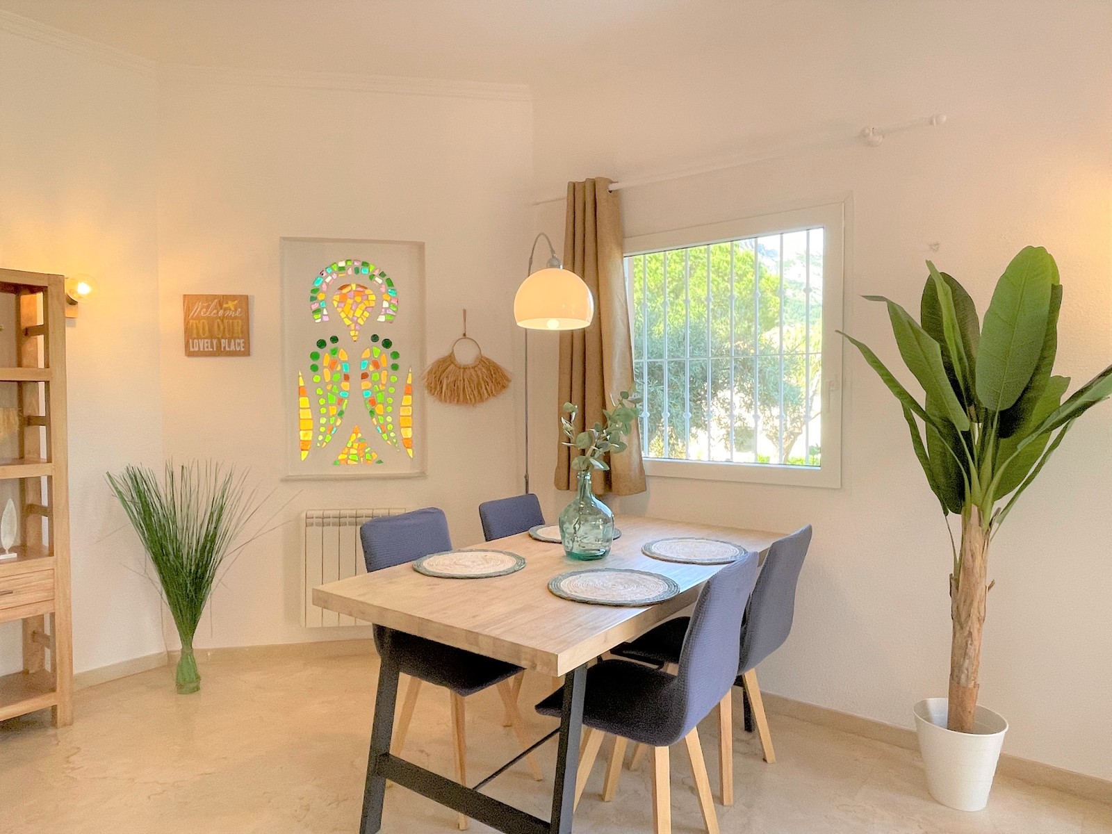 Villa moderne Mariposa à Denia avec 2 chambres, une belle piscine commune et un espace adapté au télétravail.