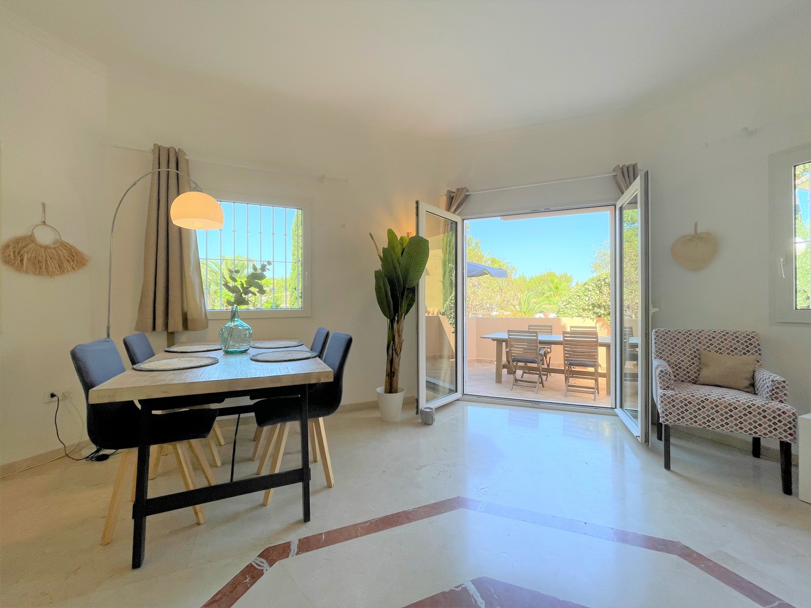 Villa moderne Mariposa à Denia avec 2 chambres, une belle piscine commune et un espace adapté au télétravail.