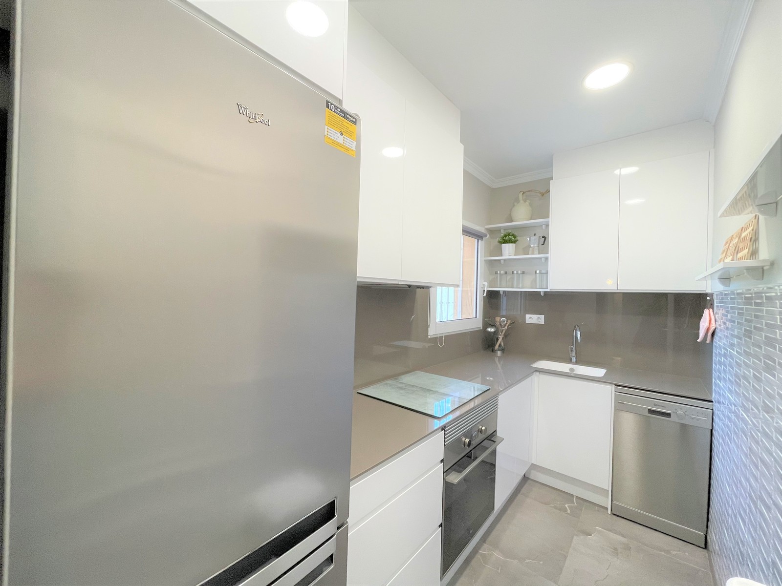 Villa moderne Mariposa à Denia avec 2 chambres, une belle piscine commune et un espace adapté au télétravail.