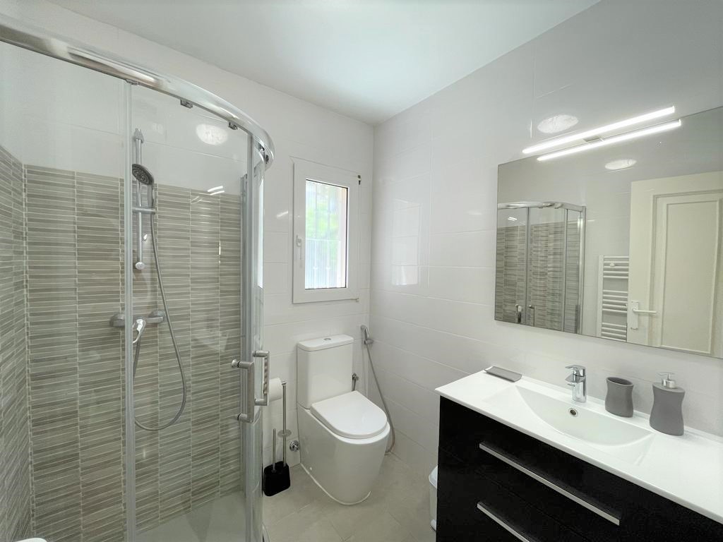 Villa moderne Mariposa à Denia avec 2 chambres, une belle piscine commune et un espace adapté au télétravail.