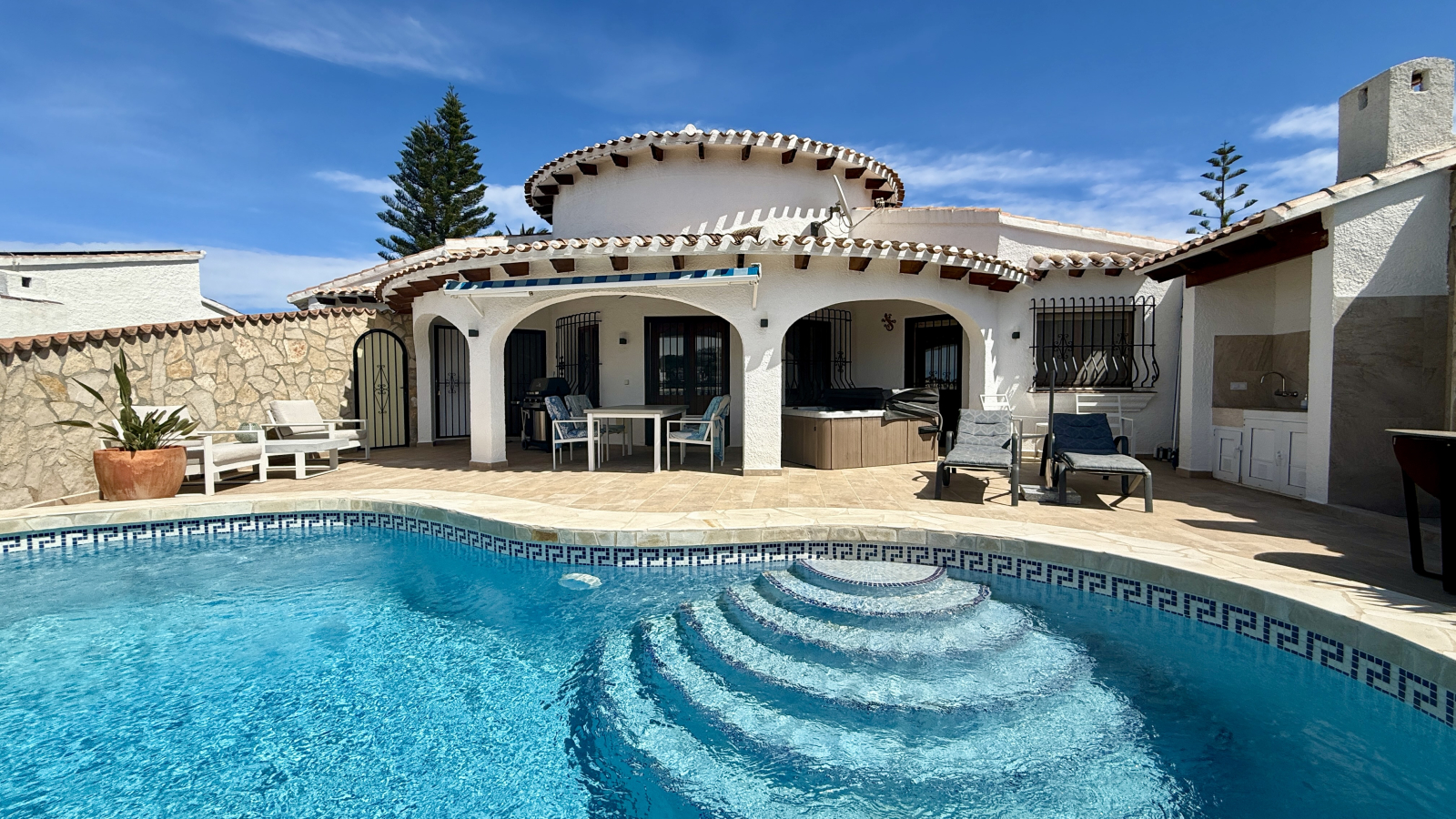 Villa en planta baja, totalmente equipada, con 3 dormitorios y privacidad