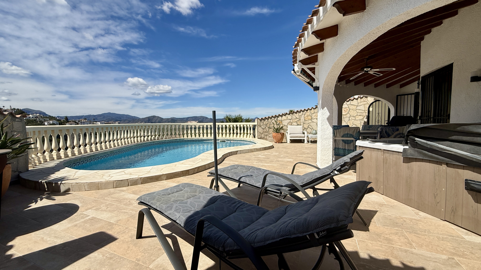 Villa en planta baja, totalmente equipada, con 3 dormitorios y privacidad