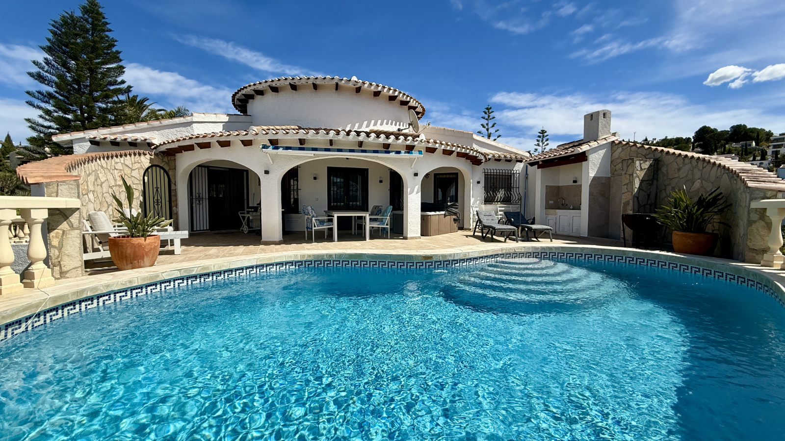 Villa en planta baja, totalmente equipada, con 3 dormitorios y privacidad