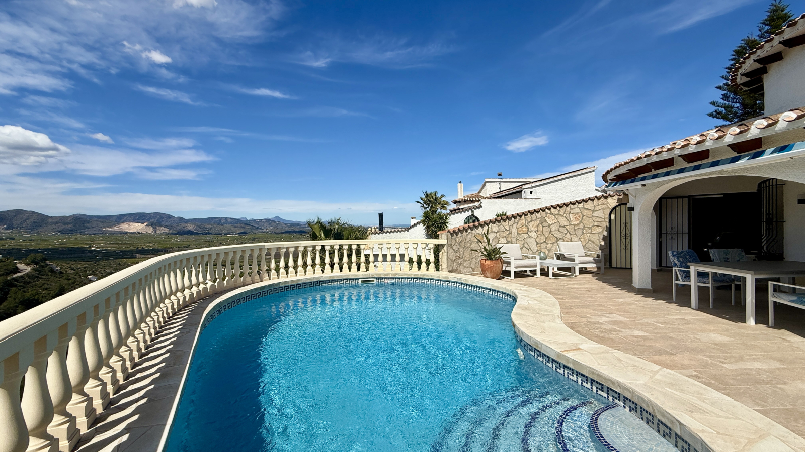 Villa en planta baja, totalmente equipada, con 3 dormitorios y privacidad