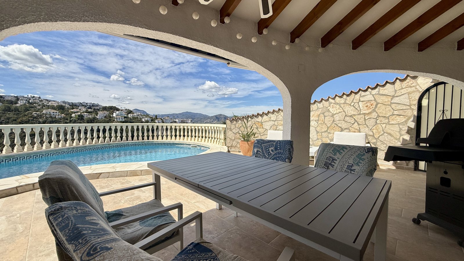 Villa en planta baja, totalmente equipada, con 3 dormitorios y privacidad