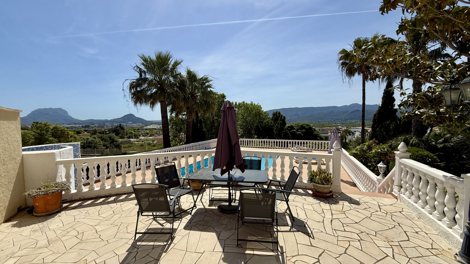 AS-0926 - Villa très bien située avec vue magnifique, chauffage central, BBQ, etc.