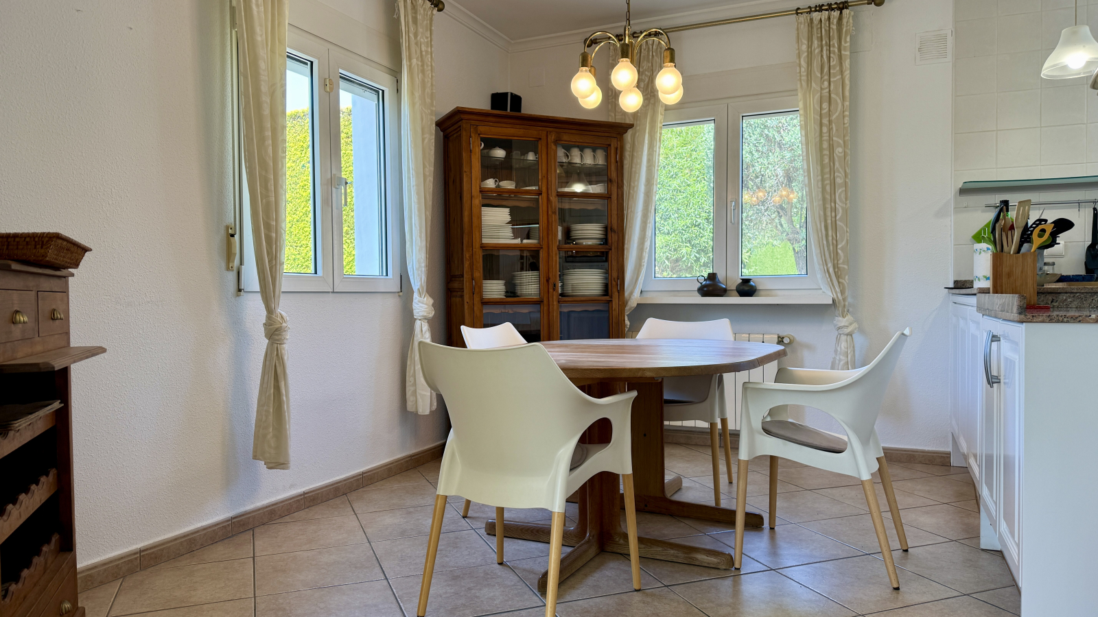 AS-0926 - Villa très bien située avec vue magnifique, chauffage central, BBQ, etc.