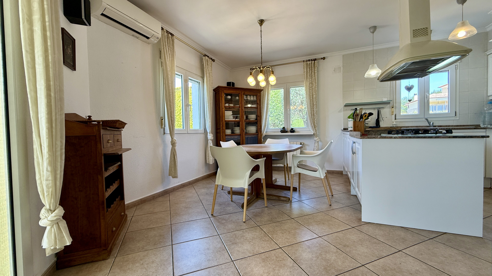 AS-0926 - Villa très bien située avec vue magnifique, chauffage central, BBQ, etc.