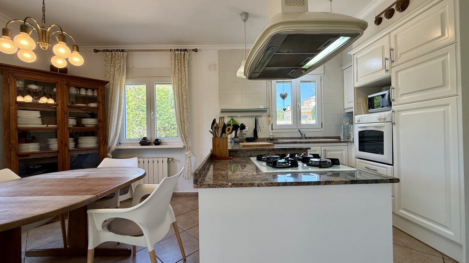 AS-0926 - Villa très bien située avec vue magnifique, chauffage central, BBQ, etc.