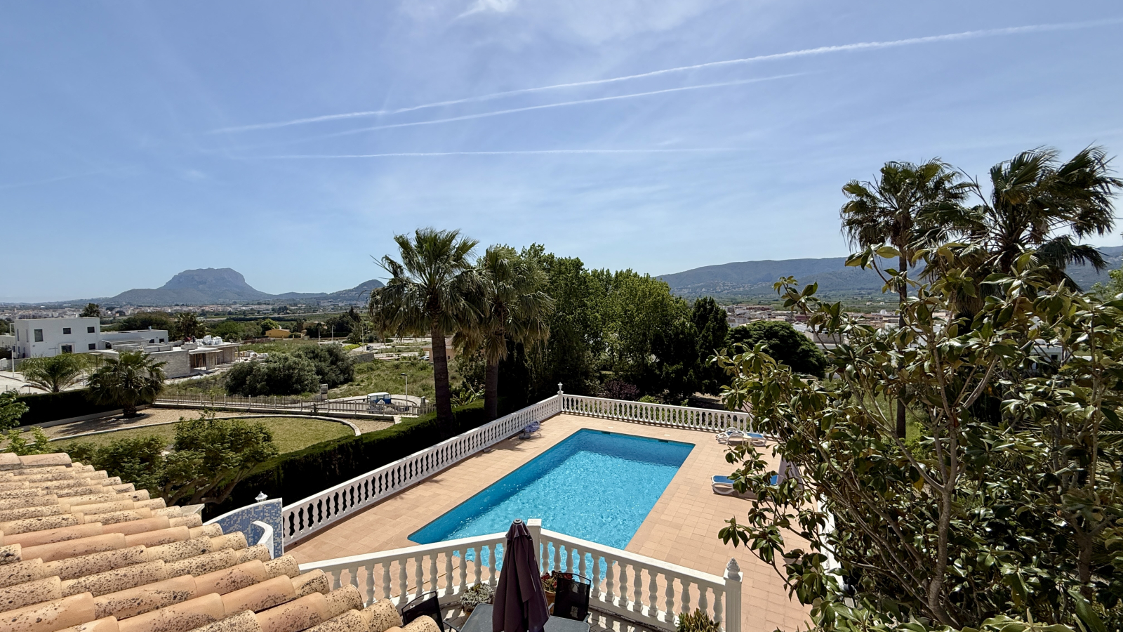 AS-0926 - Villa très bien située avec vue magnifique, chauffage central, BBQ, etc.