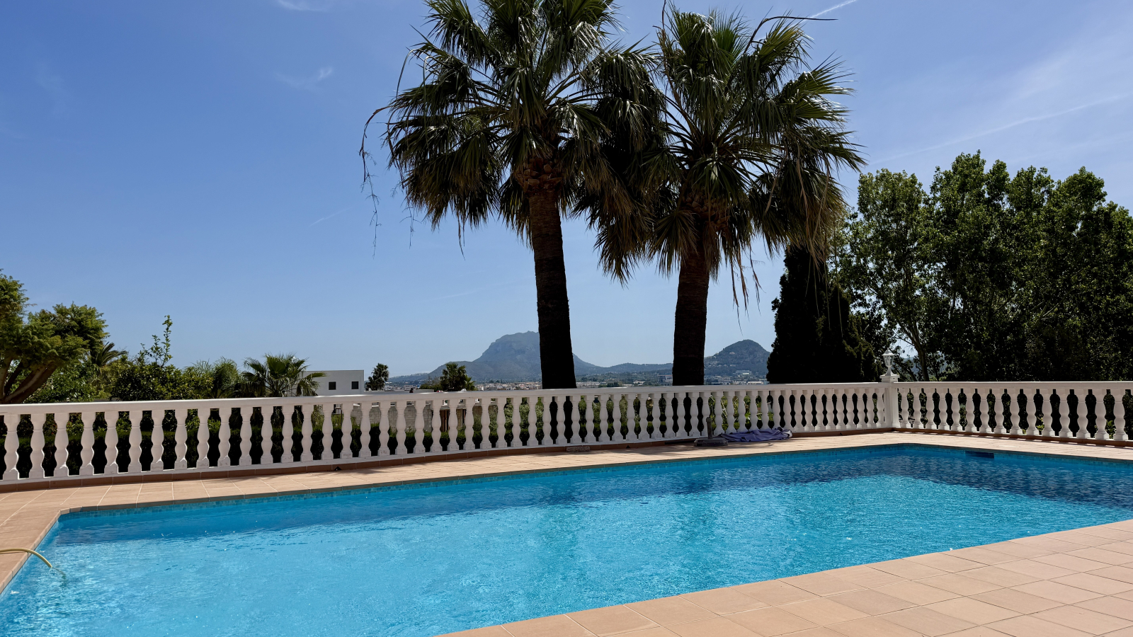 AS-0926 - Villa très bien située avec vue magnifique, chauffage central, BBQ, etc.