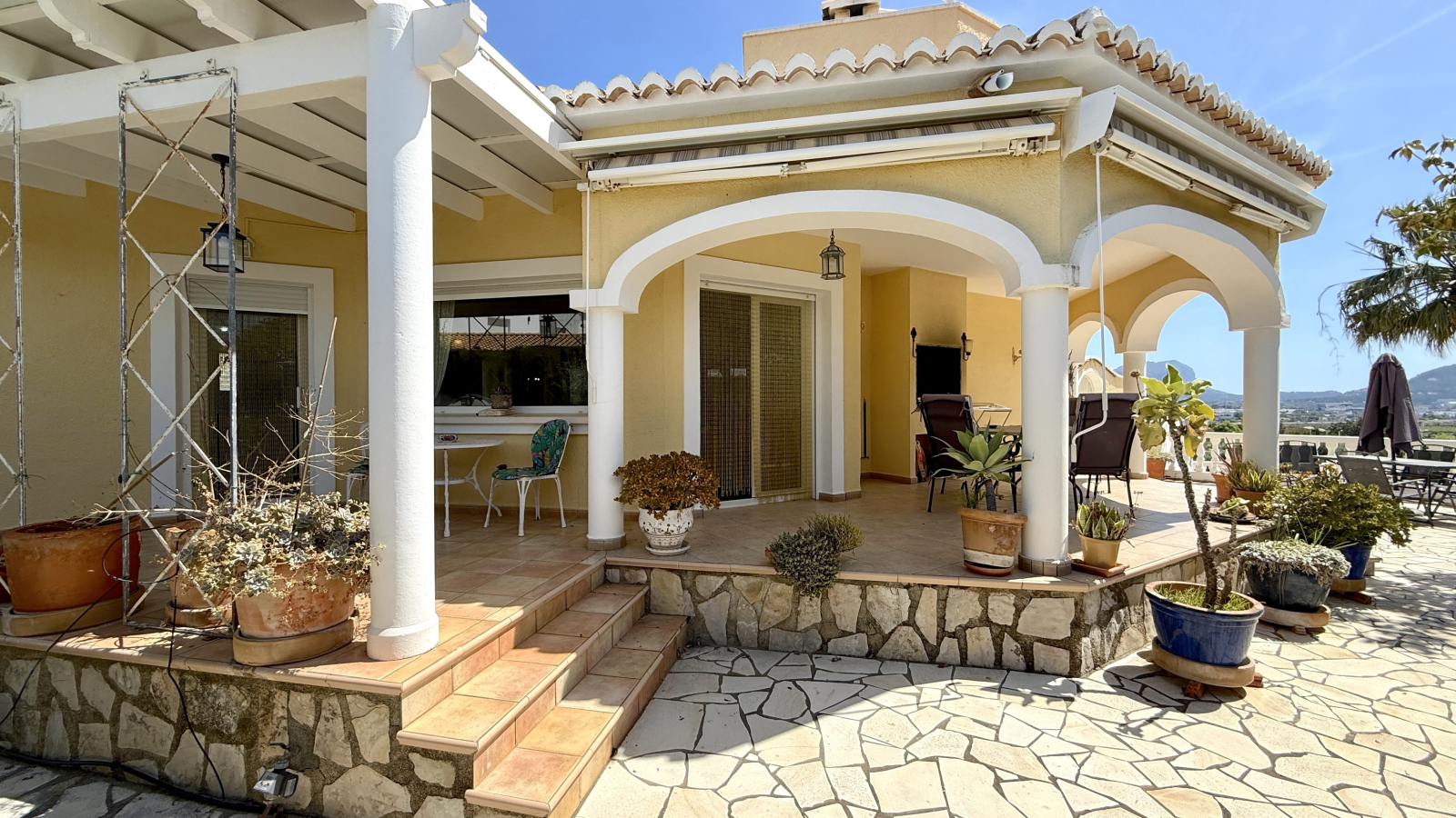 AS-0926 - Villa très bien située avec vue magnifique, chauffage central, BBQ, etc.