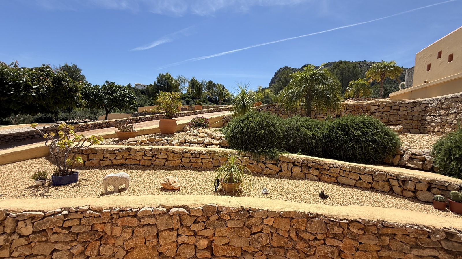 ASTJ85B5 - Un quartier résidentiel très agréable, calme, ensoleillé et à l'abri des regards. Le terrain est légèrement surélevé, ce qui offre une belle vue sur la vallée de l'Orb. Côté sud-ouest, la maison est adossée à une colline.
