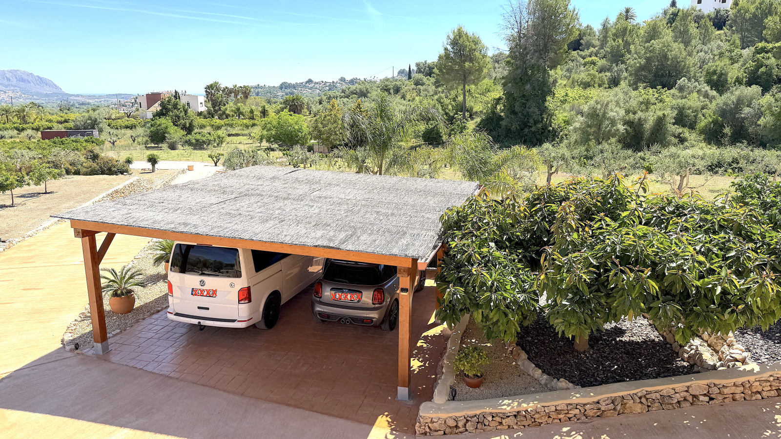 ASTJ85B5 - Un quartier résidentiel très agréable, calme, ensoleillé et à l'abri des regards. Le terrain est légèrement surélevé, ce qui offre une belle vue sur la vallée de l'Orb. Côté sud-ouest, la maison est adossée à une colline.