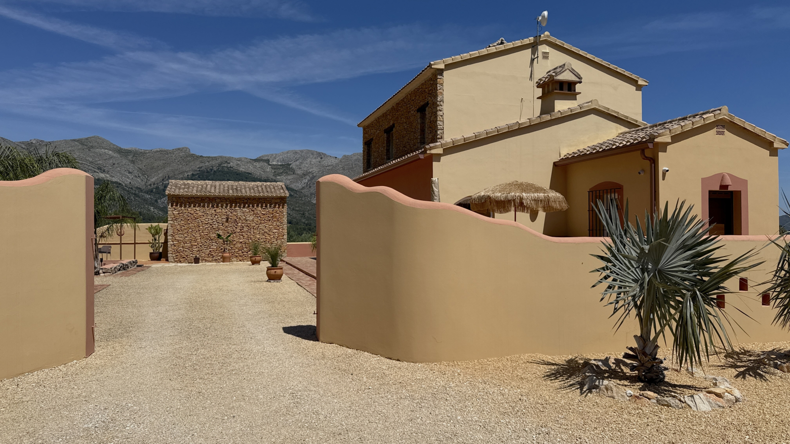 ASTJ85B5 - Un quartier résidentiel très agréable, calme, ensoleillé et à l'abri des regards. Le terrain est légèrement surélevé, ce qui offre une belle vue sur la vallée de l'Orb. Côté sud-ouest, la maison est adossée à une colline.
