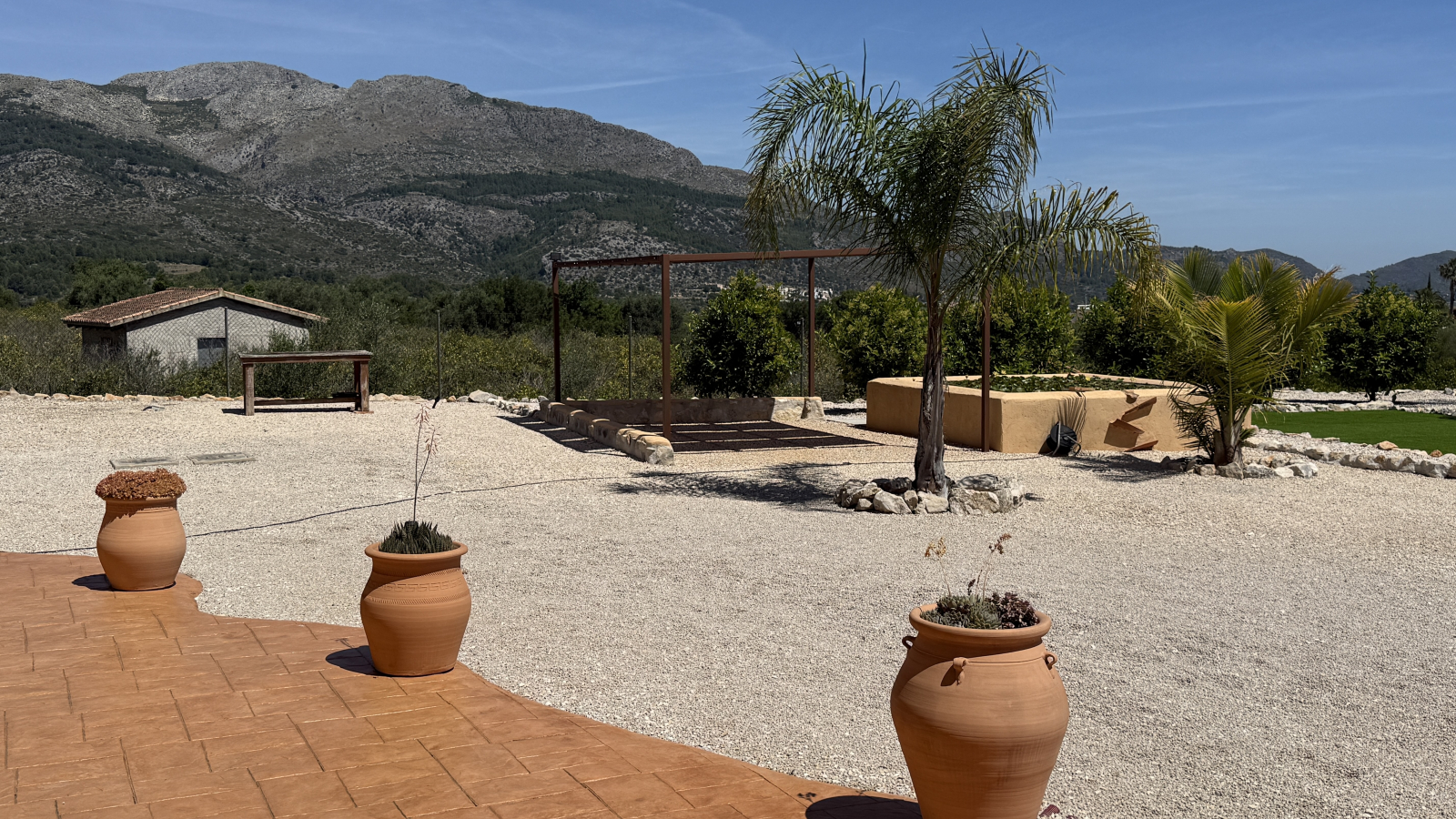 ASTJ85B5 - Un quartier résidentiel très agréable, calme, ensoleillé et à l'abri des regards. Le terrain est légèrement surélevé, ce qui offre une belle vue sur la vallée de l'Orb. Côté sud-ouest, la maison est adossée à une colline.