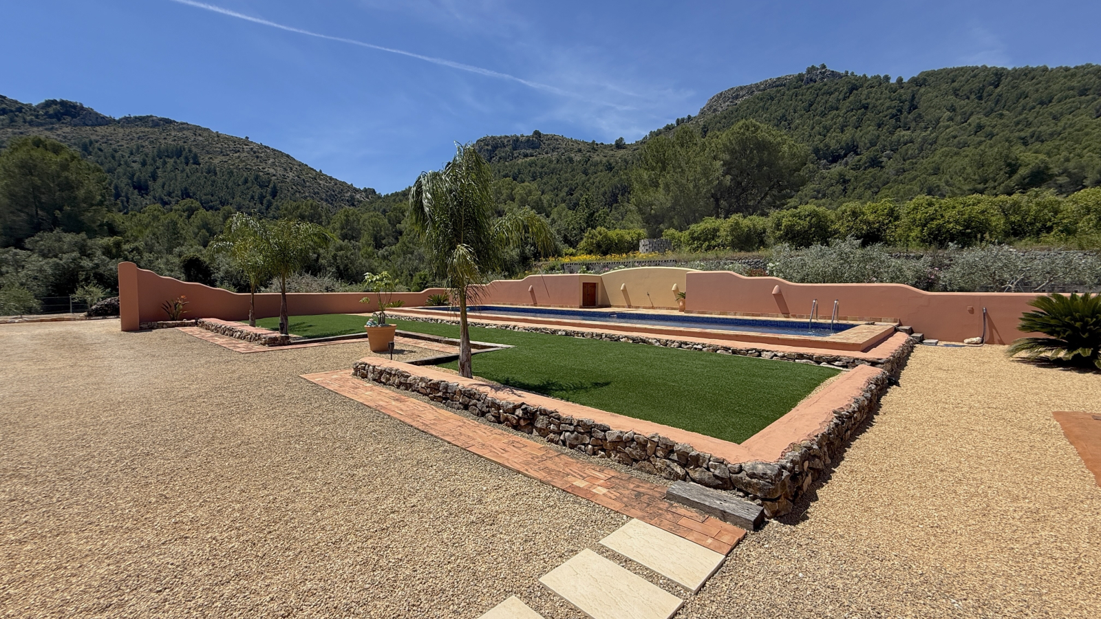 ASTJ85B5 - Un quartier résidentiel très agréable, calme, ensoleillé et à l'abri des regards. Le terrain est légèrement surélevé, ce qui offre une belle vue sur la vallée de l'Orb. Côté sud-ouest, la maison est adossée à une colline.