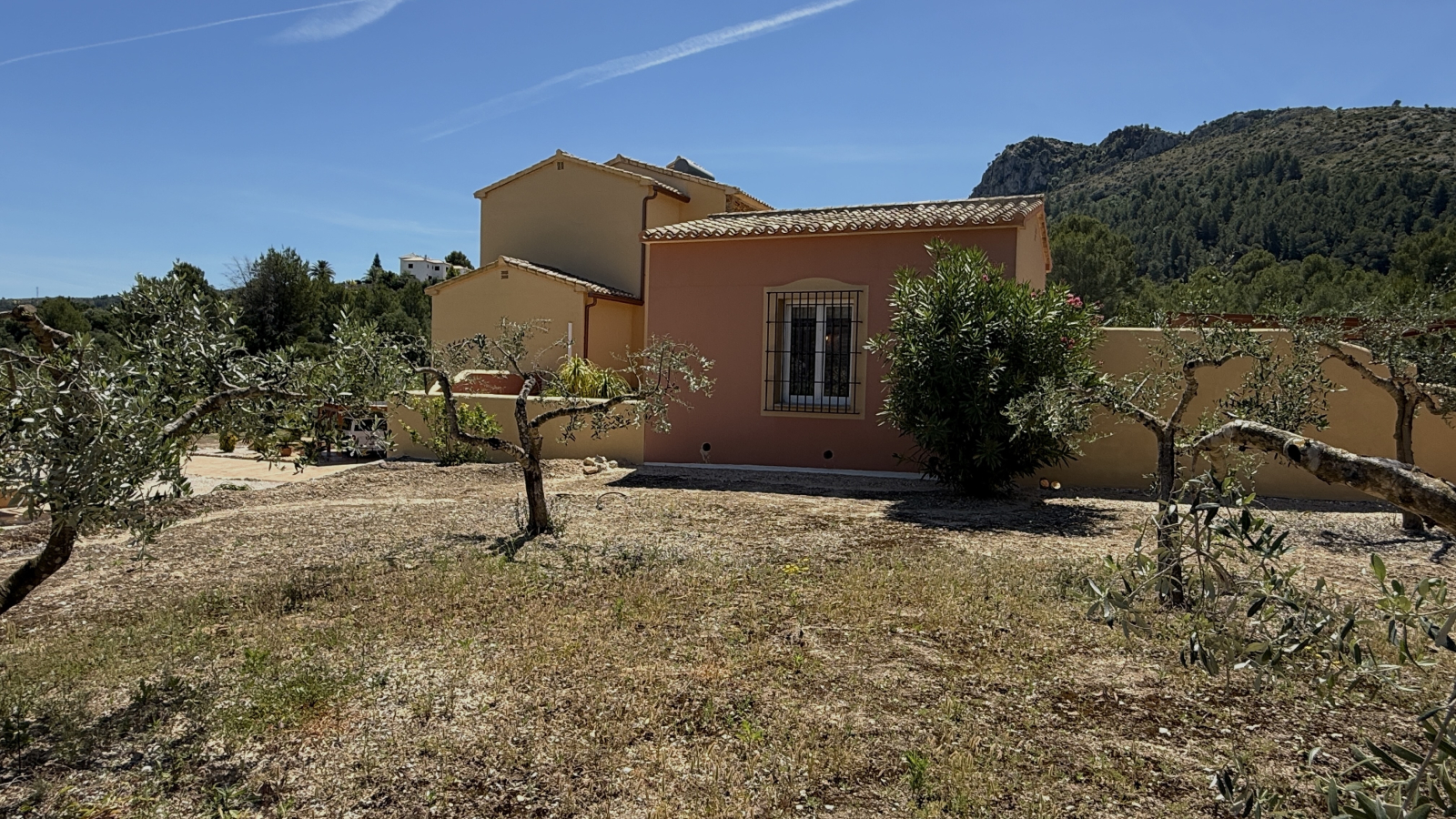 ASTJ85B5 - Un quartier résidentiel très agréable, calme, ensoleillé et à l'abri des regards. Le terrain est légèrement surélevé, ce qui offre une belle vue sur la vallée de l'Orb. Côté sud-ouest, la maison est adossée à une colline.