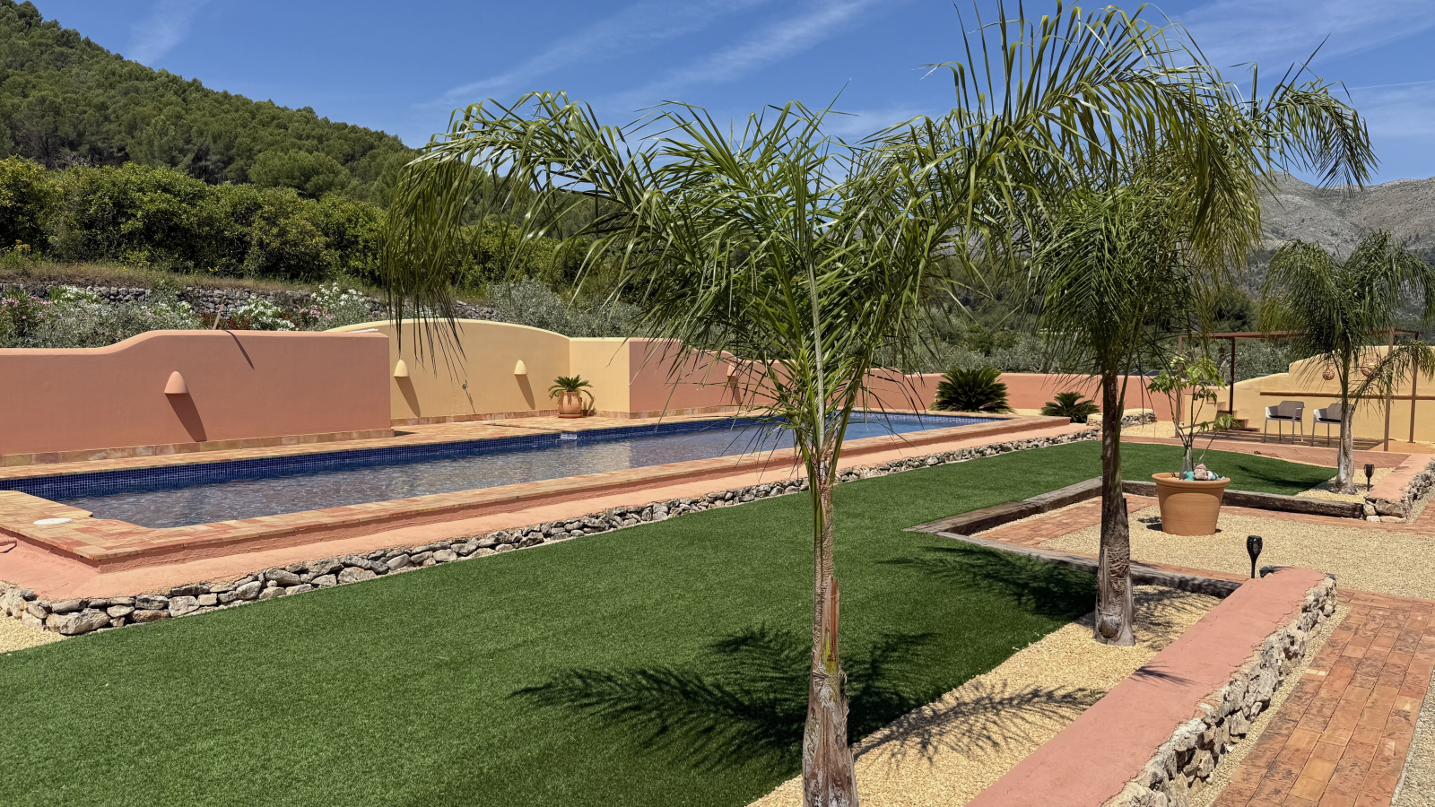 ASTJ85B5 - Un quartier résidentiel très agréable, calme, ensoleillé et à l'abri des regards. Le terrain est légèrement surélevé, ce qui offre une belle vue sur la vallée de l'Orb. Côté sud-ouest, la maison est adossée à une colline.