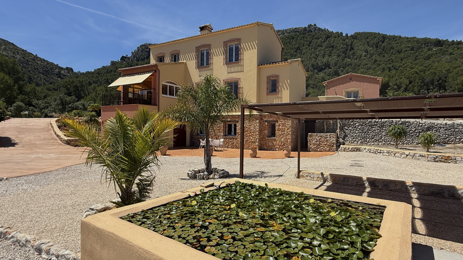 ASTJ85B5 - Un quartier résidentiel très agréable, calme, ensoleillé et à l'abri des regards. Le terrain est légèrement surélevé, ce qui offre une belle vue sur la vallée de l'Orb. Côté sud-ouest, la maison est adossée à une colline.