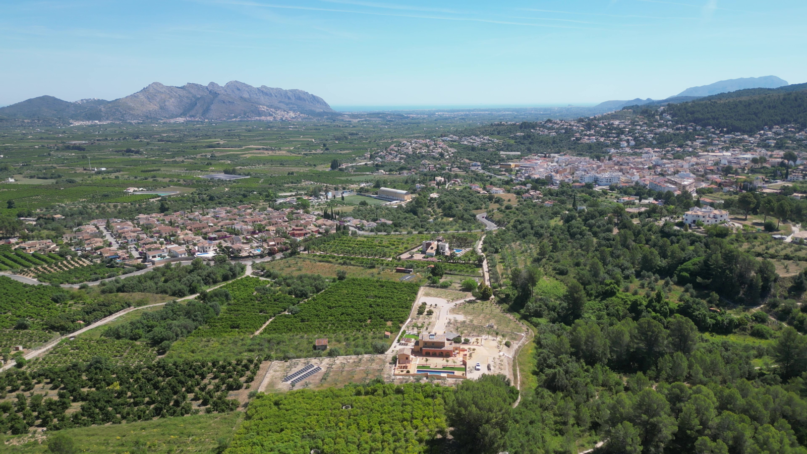 ASTJ85B5 - Un quartier résidentiel très agréable, calme, ensoleillé et à l'abri des regards. Le terrain est légèrement surélevé, ce qui offre une belle vue sur la vallée de l'Orb. Côté sud-ouest, la maison est adossée à une colline.