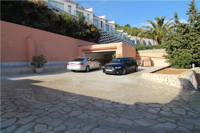 Chalet como nuevo en zona popular de 3 dormitorios, piscina, aparcamiento, garaje doble y vistas al mar