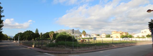 Terrain plat de l'utilisation commerciale et hôtelier de 1583m2 à Els Poblets.