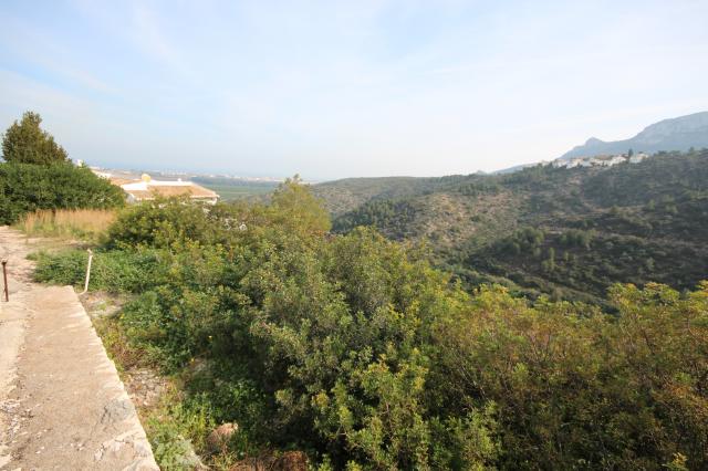 Construction possibility on a south-west directed plot in Monte Pego with beautiful sea and mountain views.