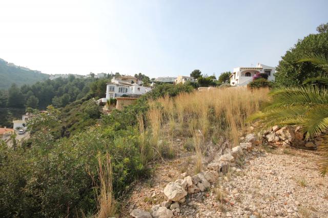Construction possibility on a south-west directed plot in Monte Pego with beautiful sea and mountain views.