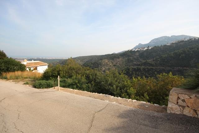 Constructief zuidwestelijk gelegen perceel in Monte Pego met prachtig uitzicht op zee en bergen.